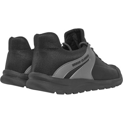 Black sneakers trend