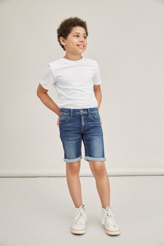 bla-jeansshorts-med-tvattad-look-barn-2.jpg