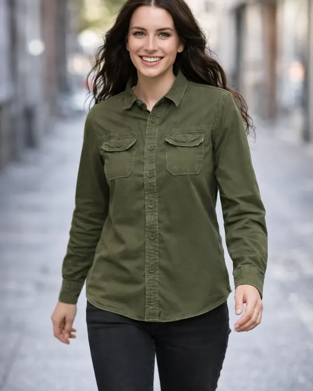 Långärmad vintage skjorta oliv - Dam – på modell framifrån
