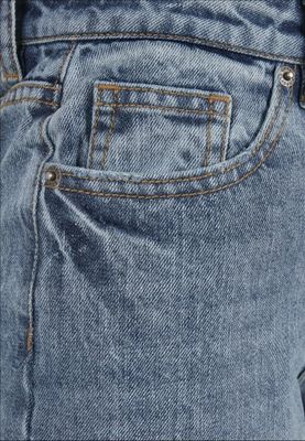 Jeans with a high waist and in the 90s style lady