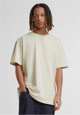 Heavy Oversized Tee oversættes til dansk som "svær, oversized T-shirt".
