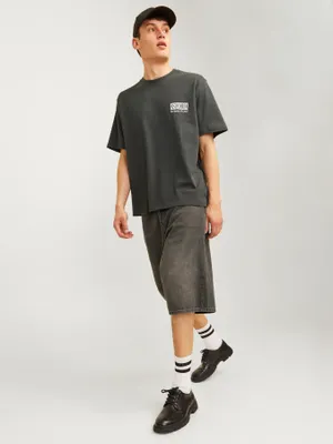 Klassiska svarta jeansshorts med fem fickor