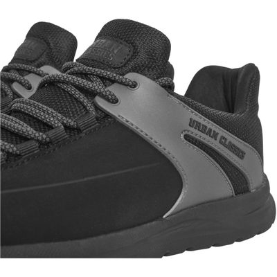 Black sneakers trend