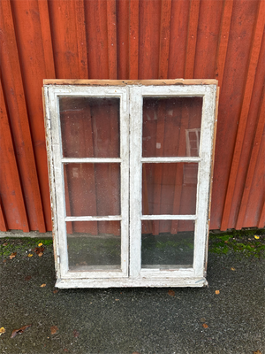 2-luftsfönster med karm, 92x118,5 cm, enkelbågar.
