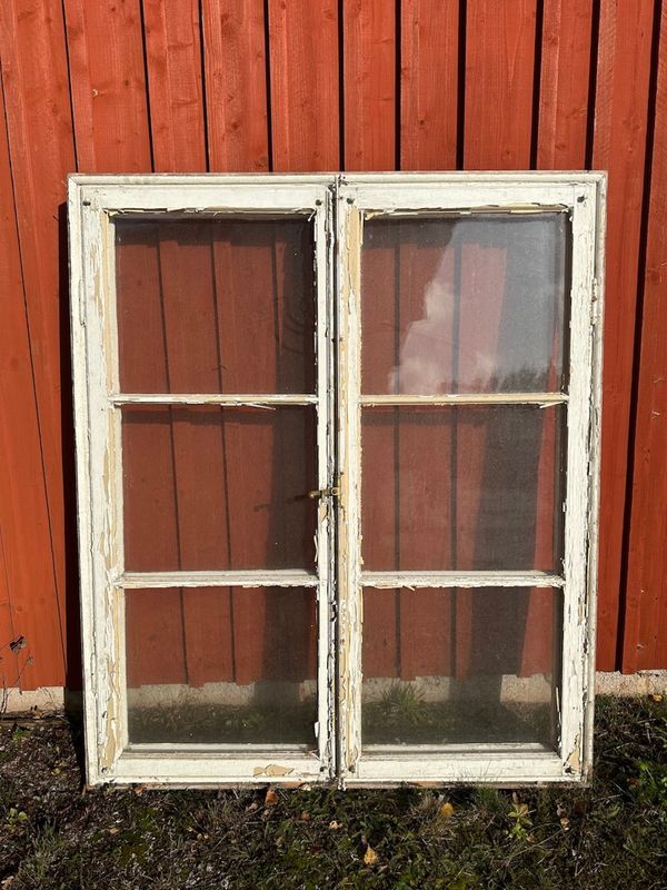 2-luftsfönster med karm, 145x172,5 cm, kopplade. Inåtgående med spanjolett 