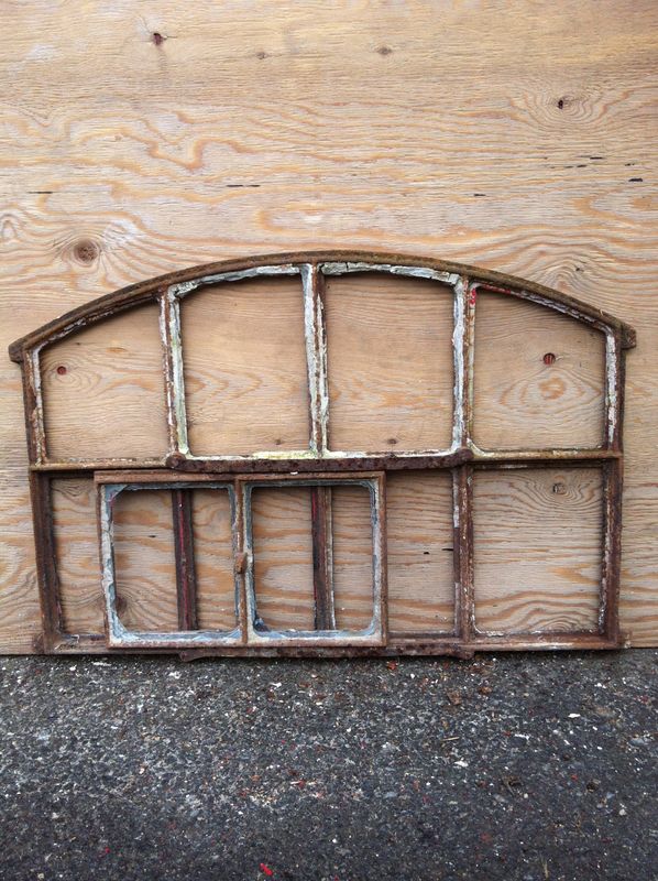 Järnfönster 63x44 cm, med båge