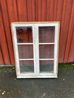 2-luftsfönster med karm, 93x118,5 cm, enkelbågar.