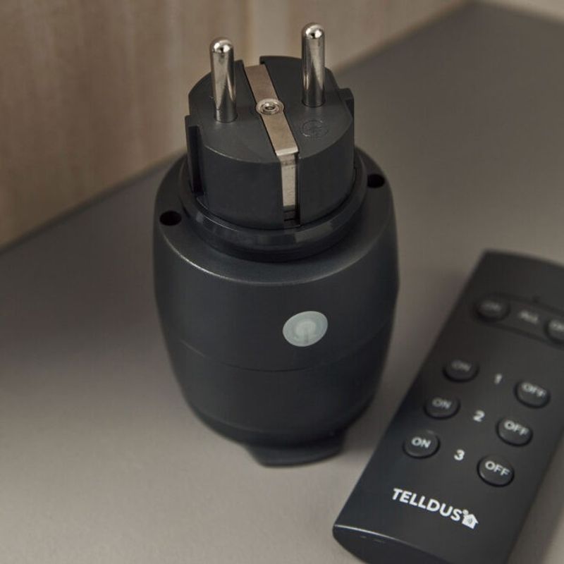 Plug-in relä IP 44 m fjärrkontroll - 3680W - Smart Outdoor Outlet