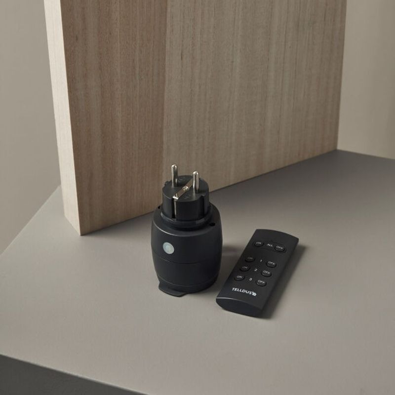 Plug-in relä IP 44 m fjärrkontroll - 3680W - Smart Outdoor Outlet