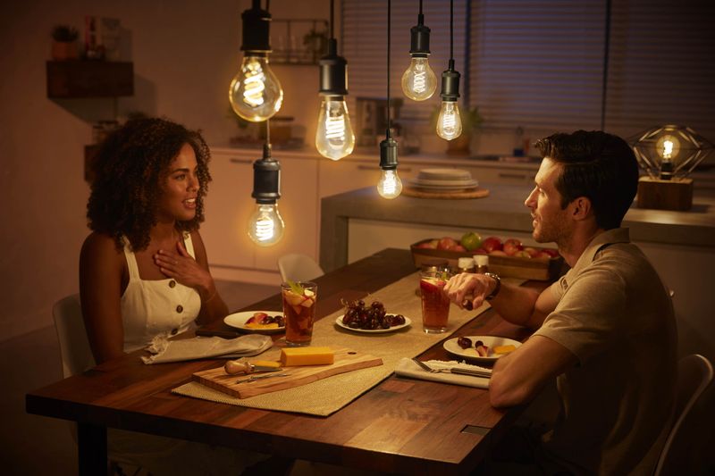 Hue White Filament Lamp 7W ST64 E27