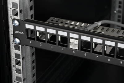 DELTACO 19" Keystone patchpanel, 24 portar, 1U, jordkabel, metall, svart