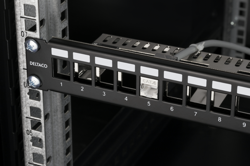 DELTACO 19" Keystone patchpanel, 24 portar, 1U, jordkabel, metall, svart