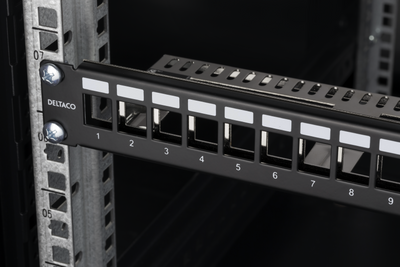 DELTACO 19" Keystone patchpanel, 24 portar, 1U, jordkabel, metall, svart
