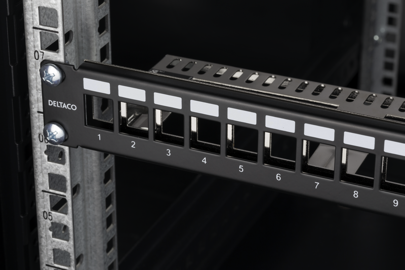DELTACO 19" Keystone patchpanel, 24 portar, 1U, jordkabel, metall, svart