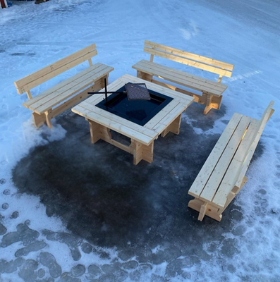 Grillplats med 3 bänkar