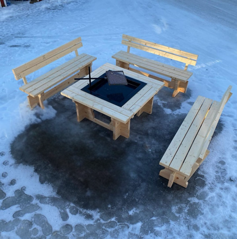 Grillplats med 3 bänkar