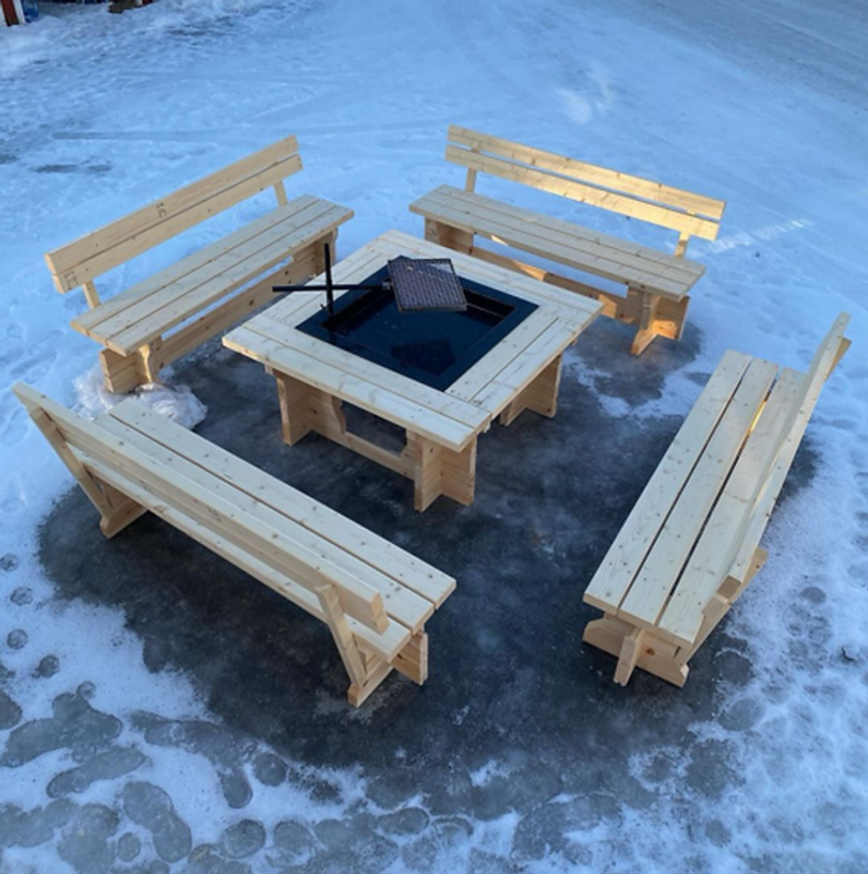 Grillplats med 4 bänkar