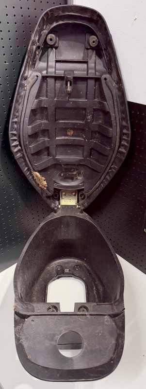 Sadel/Hjälmlåda PGO