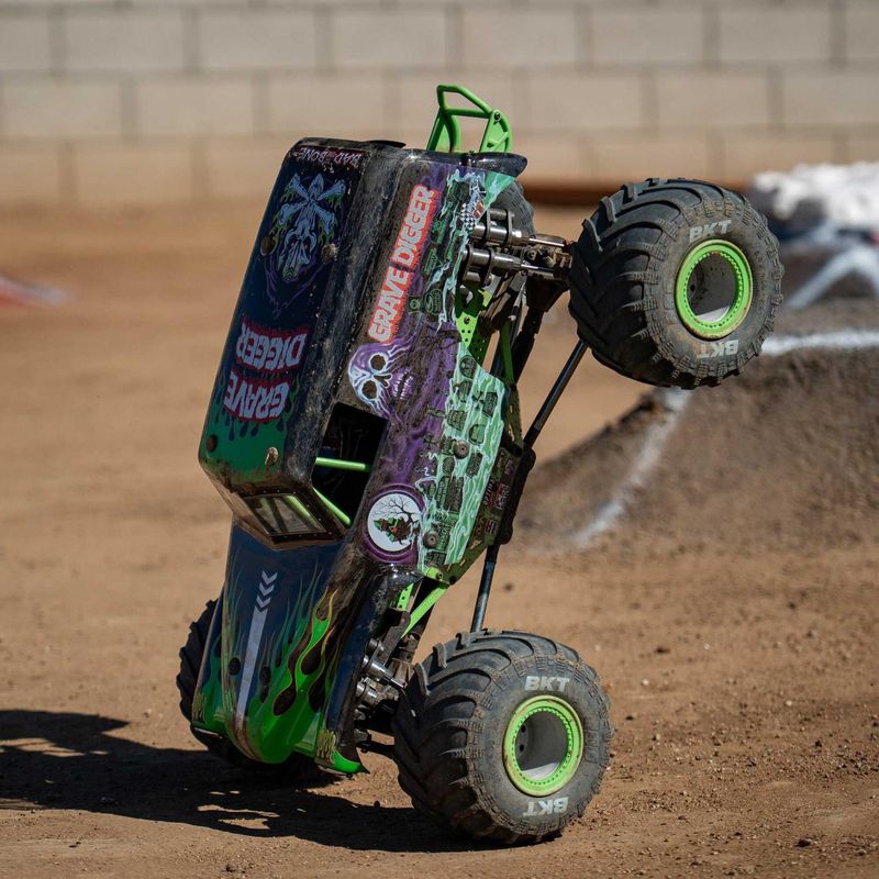 1/8 LMT 2.0 Grave Digger 4X4 borstlös monstertruck med stela axlar, RTR (utan batteri/Laddare)