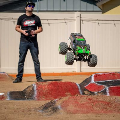 1/8 LMT 2.0 Grave Digger 4X4 borstlös monstertruck med stela axlar, RTR (utan batteri/Laddare)
