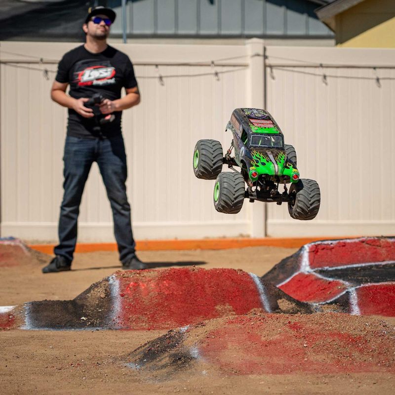 1/8 LMT 2.0 Grave Digger 4X4 borstlös monstertruck med stela axlar, RTR (utan batteri/Laddare)