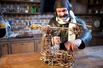 Ugears Aviator Träbyggsats