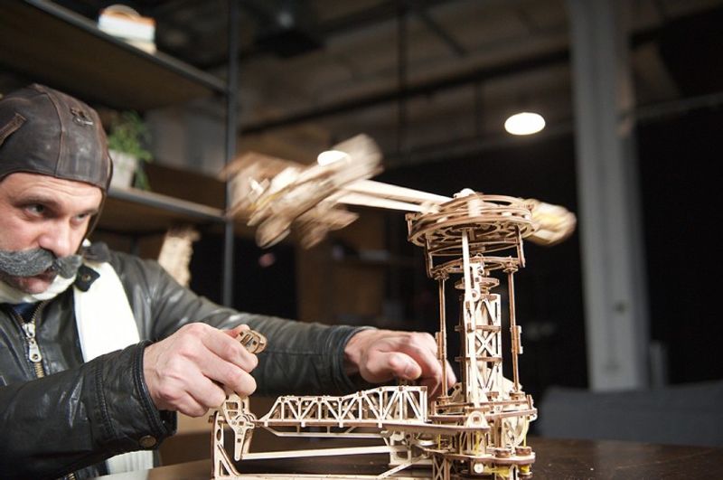 Ugears Aviator Träbyggsats