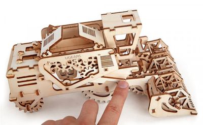Ugears Combine Harvester Träbyggsats