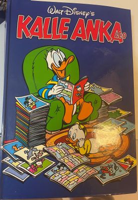 Kalle Anka Samlingspärm för 16 tidn. OBS! Begagnat exemplar i gott skick.