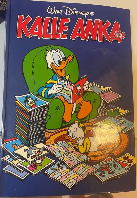 Kalle Anka Samlingspärm för 16 tidn. OBS! Begagnat exemplar i gott skick.