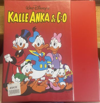 KALLE ANKA SAMLINGSPÄRM FÖR 26 TIDN. OBS! BEGAGNAT EXEMPLAR I MYCKET GOTT SKICK.
