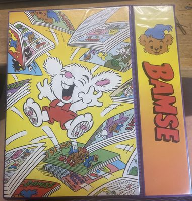 BAMSE SAMLINGSPÄRM FÖR CA 15-20 TIDN. OBS! BEGAGNAT EXEMPLAR I MYCKET GOTT SKICK.