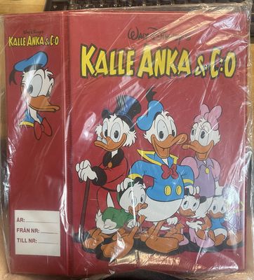 Kalle Anka Samlingspärm för ca 28 tidn. OBS! Nytt obegagnat exemplar, inplastat.