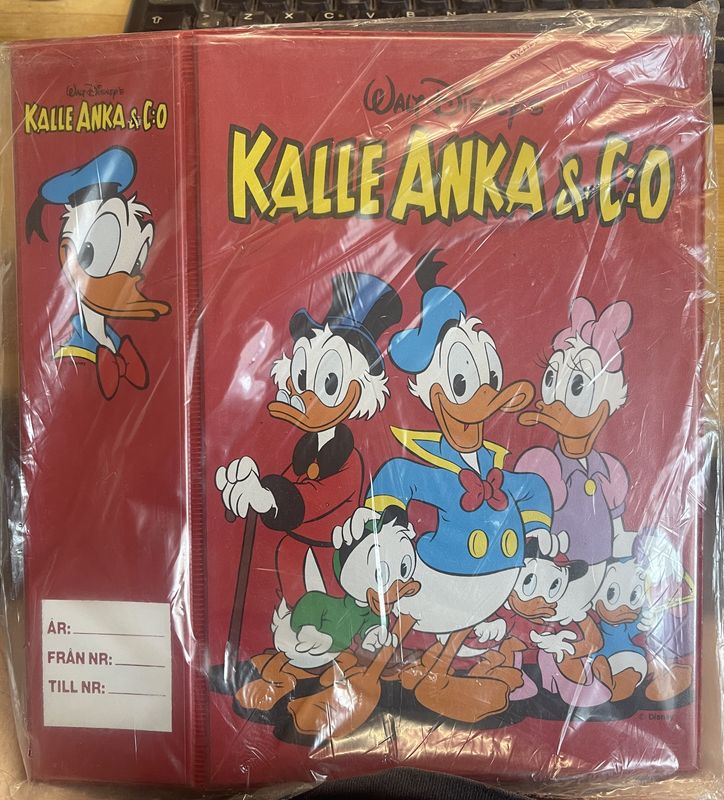 Kalle Anka Samlingspärm för ca 28 tidn. OBS! Nytt obegagnat exemplar, inplastat.