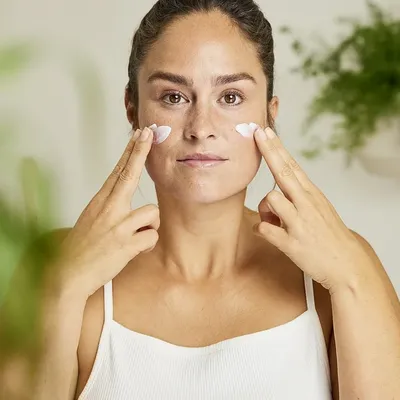 Weleda_hydrating_Day_Cream_-_Iris_30ml_on_face