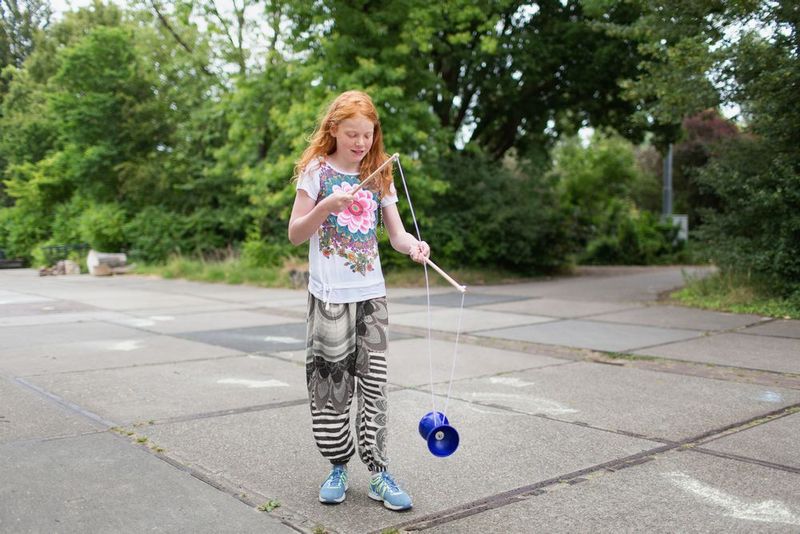 Diabolo med gummiring och trähandtag