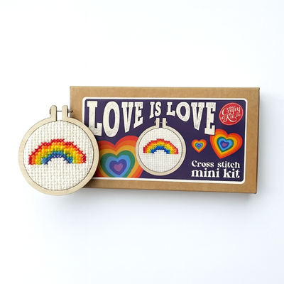 "Love is Love"-korsstygnskit