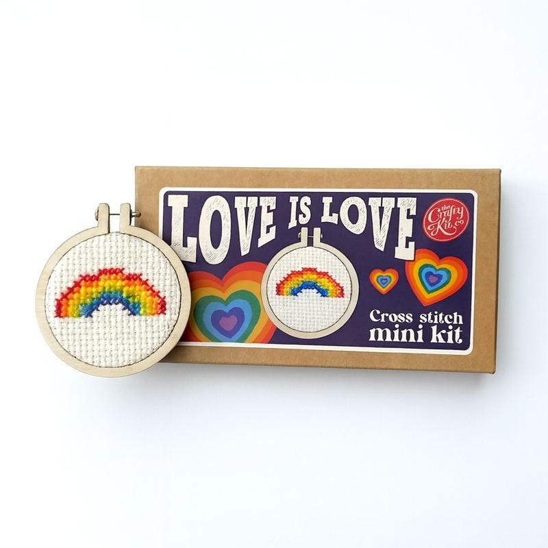 "Love is Love"-korsstygnskit