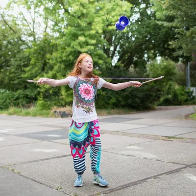 Diabolo med gummiring och trähandtag