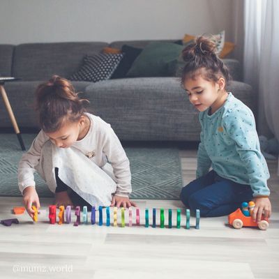 Personbil med två regnbågsvänner, orange