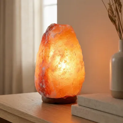 Saltkristall lampa m träfot 2-3 kg