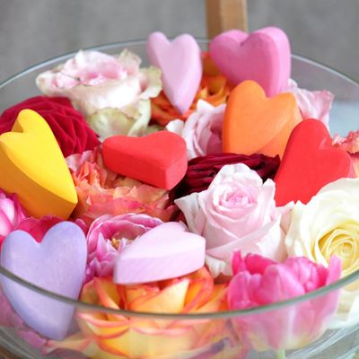 Hjärta i trä med röda/rosa trähjärtan