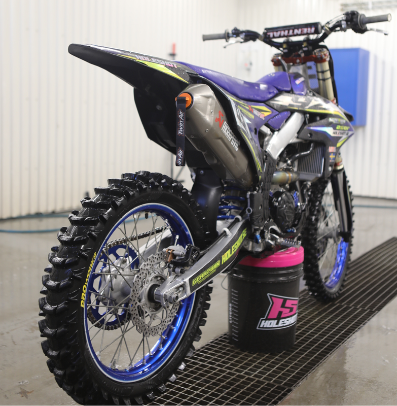 Så tvättar du crossen efter träning – steg för steg