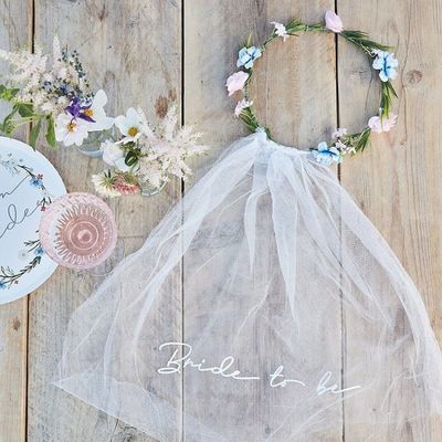 Blomsterkrans med slöja