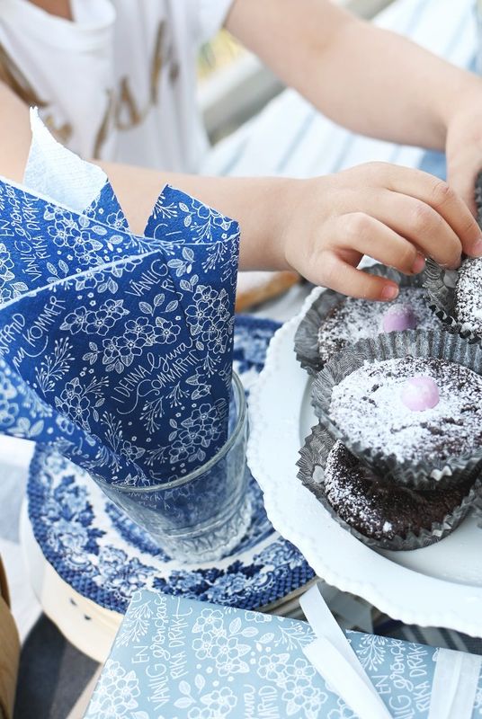 Servetter, blåvita: Den blomstertid nu kommer