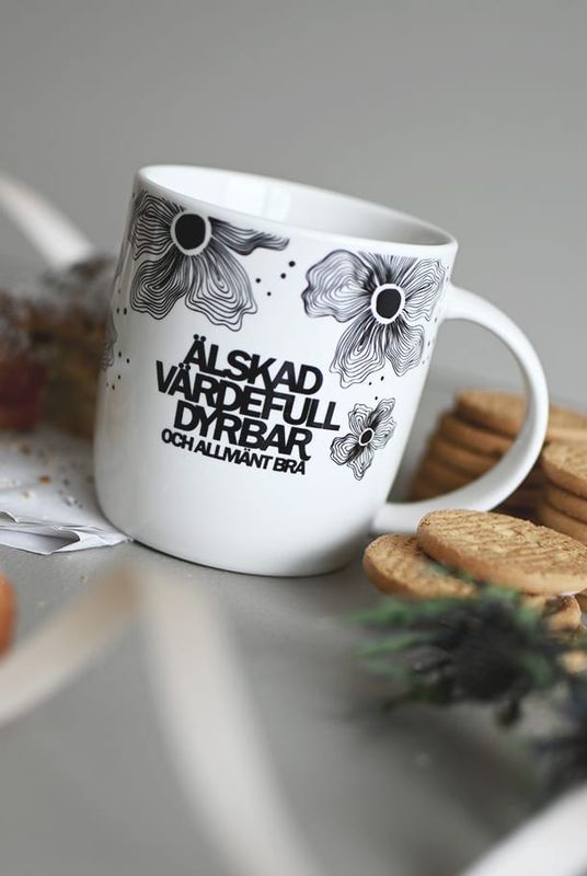 Mugg med blommor - Älskad, Värdefull, Dyrbar. Och allmänt bra.