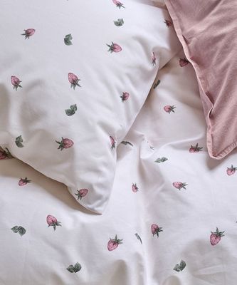 Jordgubbsdröm Rosa Bäddset Enkeltäcke 150x210 Borganäs of Sweden