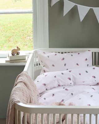 Jordgubbsdröm Rosa Bäddset Spjälsäng 100x130 Borganäs of Sweden