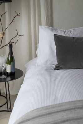 Hotell Satinrand Vit Påslakan Enkeltäcke 150x230 Borganäs of Sweden