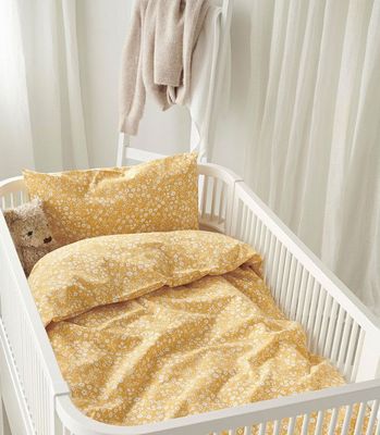 Hedda Gul Småblommigt Bäddset Spjälsäng 100x130 Borganäs of Sweden